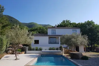 Image de Villa avec piscine sans vis à vis sur vaste terrain arboré