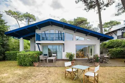 Image de Majestueuse villa en première ligne au Pyla avec accès privé à la plage
