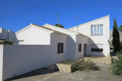 Image de Villa individuelle, jardin et terrasse. Près de la mer. Piscine commune