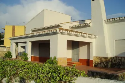 Image de Villa individuelle, jardin et terrasse. Près de la mer. Piscine commune