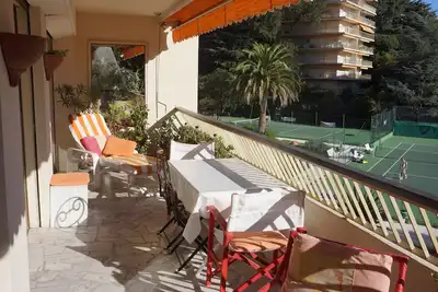 Image de Près Croisette, derrière Martinez et plages. Proche tennis