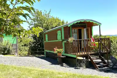 Image de une roulotte toute en bois au Domaine de la Morétie