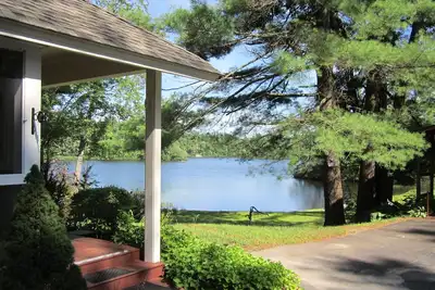 Image de Propriété au bord du lac avec vue spectaculaire sur le front de mer