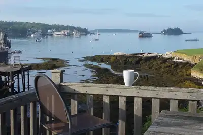 Image de Au bord de l'eau! Magnifiquement rénové pour 2018.