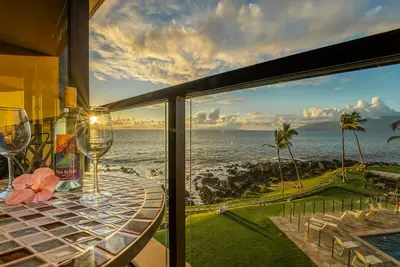 Image de Magnifique front de mer rénové 1 lit / 1. Vue spectaculaire de 5 unités de bain!