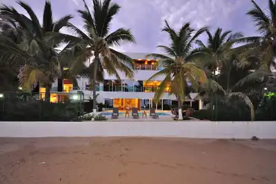 Image de 8 Chambres Entièrement équipé Modern Beach House - Walk to Town!