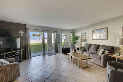 Image de 1br / 1ba - Marchez tout droit vers la piscine et la plage!