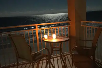 Image de Condo entièrement équipé est juste sur la plage!