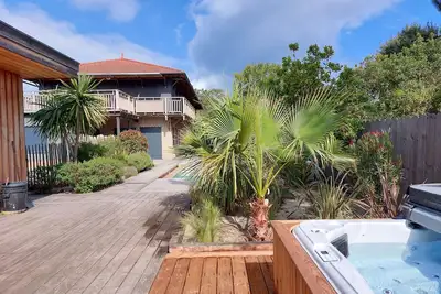 Image de Maison bois classée 4* piscine, spa, proche de l'océan avec plage, parking privé