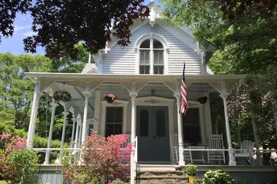 Image de New England Cottage by the Bay, Wrap-Around Porch, accès à une plage de Shell