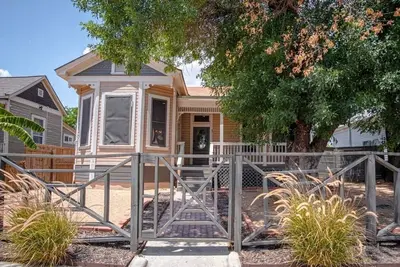 Image de Restored Historic 2br/1. 5ba House Near Downtown