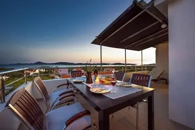 Image de Appartement dans Vodice avec vue mer, terrasse, Climatisation, Wifi (94-9)