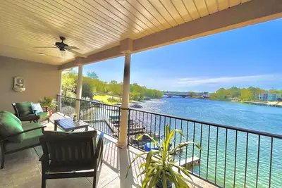 Image de Condo de luxe au lac Hamilton avec vue à 180 ° au bord du lac - chenal principal, emplacement central