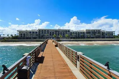 Image de Luxueux Condo sur la plage-coeur de Vero! Piscine chauffée / Jetée privée / Salle de musculation