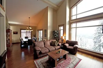 Image de Spacieux 3 chambres + mezzanine avec une vue magnifique sur les montagnes Monashee