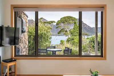 Image de Vues sur l'océan et la montagne, situé dans le centre, près de la cascade, du café et des magasins