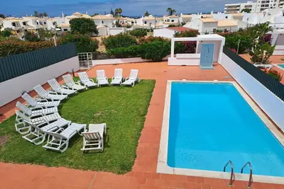 Image de T2 r/c Galé, Piscina, Bbq, A/C, para a praia vai a