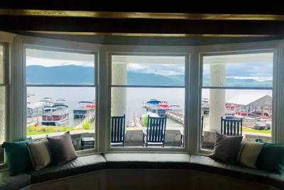 Image de Lake George Gem, entièrement rénové 4 chambres à coucher 2. 5 bains
