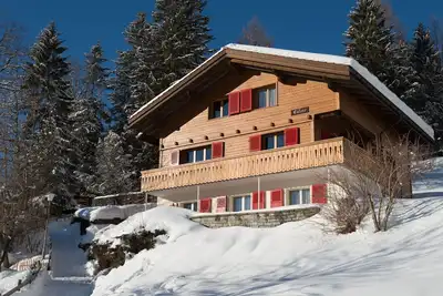 Image de maison de vacances solide vue fantastique sur les montagnes et exposition optimale au soleil