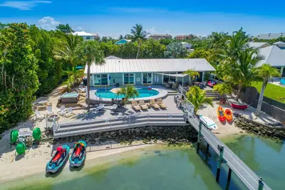 Image de AquaTopia North: 6br \/ 3. 5ba maison de plage, quai, piscine chauffée + spa et plus.