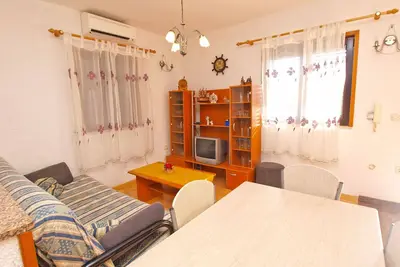 Apartment 879