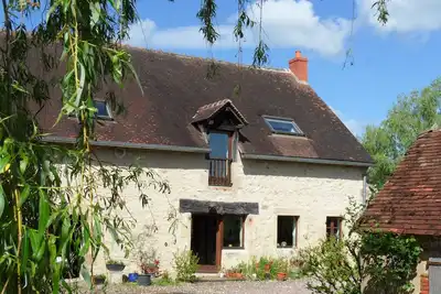 Image de Belle maison de campagne avec vue, étang, jardin et terrasse, située dans 5 acres.