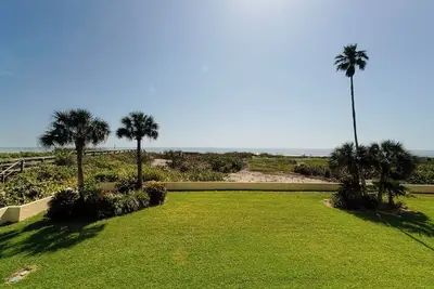 Image de Condo Oceanfront totalement rénové en stock pour la location mensuelle
