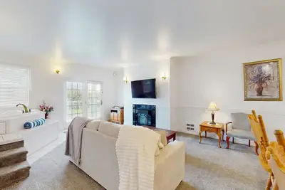 Image de Superbe suite Ă Oceanfront Inn avec baignoire Ă jets et foyer au gaz - Ă quelques pas de la plage!