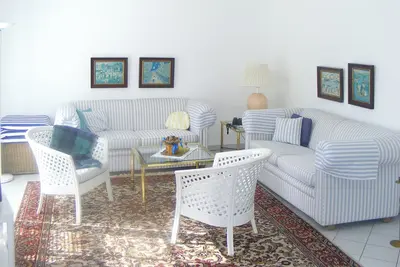 Image de appartement spacieux avec grande terrasse plein sud et accès au jardin, internet sans fil, téléphone