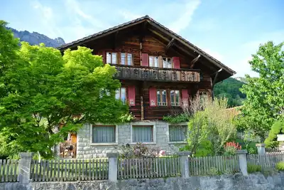 Idéal pour les vacances d'été: Appartement de deux pièces dans un chalet avec jardin et sauna