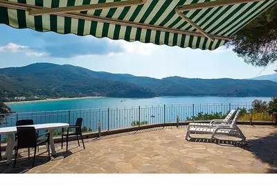 Villa dans une position unique, sur la baie de Forno et à quelques pas de la plage.