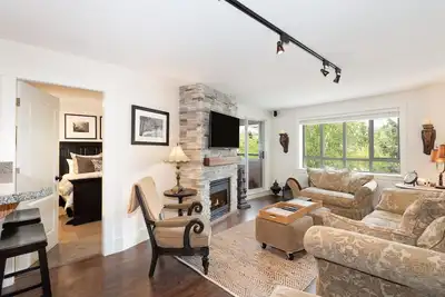 Image de Appartement moderne de 2 chambres dans le village de Whistler