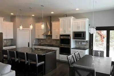 Image de Couchers Du Soleil Sur Le Bluff! Nouvelle Construction! Waterview!