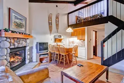 Image de Loft Condo A210 a deux niveaux avec une pièce à aire ouverte (il n'y a pas de chambres)