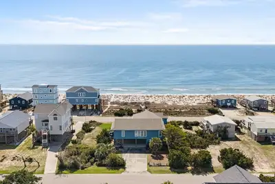 Image de Une Maison Sur Trois Lots Avec ACCÈS PRIVÉ À L’Ocean Et À La Plage! Accessible aux personnes handicapées.