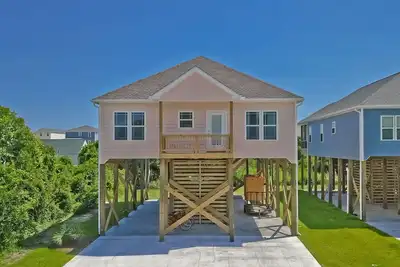 Image de Nouvelle maison de plage avec piscine! Promenade facile à l'accès à la plage, restaurants, boutiques et parc!