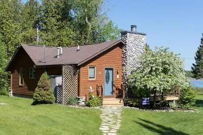 Image de Chalet toutes saisons sur le canal de la rivière Indian entre Burt et Mullet Lake!