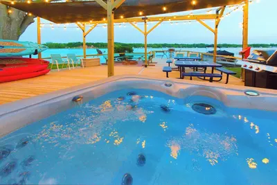 Image de Lake Odessa Beach Cottage, Lakefront, Downtown, immense terrasse, peut accueillir jusqu'Ă 8 personnes, propre