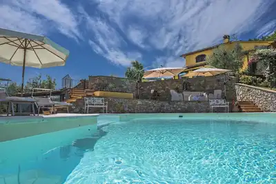 VIlla delle Rose est une élégante villa avec piscine privée et climatisation en Toscane, 3 chambres