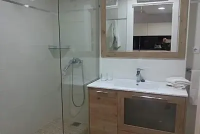 Image de Loft moderne d'une chambre en face de la mer avec des meubles de haute qualité