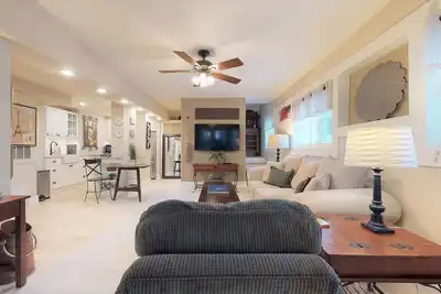 Image de Spacieux, lumineux, nouvellement construit, privé, arbre drapé w / patio couvert / carport