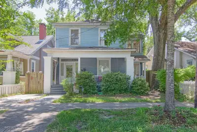 Image de Loft au 2e étage dans un grand Foursquare sur la rue bordée d'arbres à Carolina Place!
