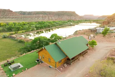 Image de La cabine du parc national de Zion peut accueillir 22 personnes avec une salle de jeux. 10 min de Sion