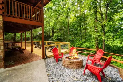 Image de Un lancer de pierre: foyer, salle de jeux, bain à remous, intérieur spacieux, proche de toutes les attractions!