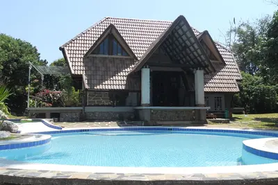 Image de Cottage avec piscine dans la colline, immergé dans un calme tropical