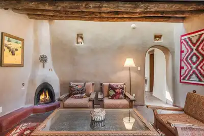 Image de Hacienda Rose - Authentique domaine historique d'Adobe, à deux pâtés de maisons de Canyon Road