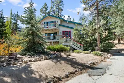 Image de Lakeview Haven - Vue sur le lac à la maison avec un pont enveloppant. Salle de jeux! 2 heures gratuites de location de vélo / kayak!