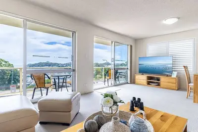 Image de 1 'Laman Lodge', 15, rue Laman - superbe unité climatisée avec vue sur l'eau et Wifi