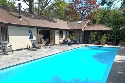 Image de * Nouvelle annonce * Magnifique chalet, chien, piscine partagée et court de tennis