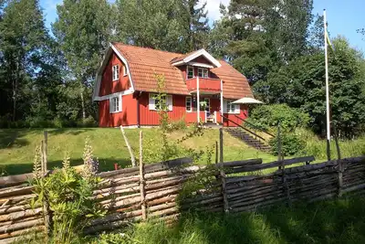 Image de Belle maison rouge Suède dans les bois avec lac, mais aussi votre emplacement